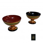 Par de taças para saquê em laca policromada usados em cerimônias Diam. 8, Alt. 6 cm.