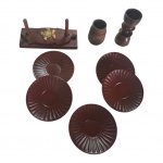 Cinco pratinhos japoneses em melamina em sua embalagem original, 1 porta guardanapos em madeira,  1 pulão e 1 pote, Diam. 12 cm. e 19 x 9 cm,