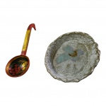 Uma travessa em cerâmica pigmentada assinada e uma concha russa em madeira policromada 20 x 17 e Com. 27 cm.