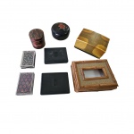 Três caixas diversas, 1 porta lenços de papel em bambu e palhinha e 6 baralhos.