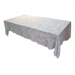 Toalha de mesa rendada para banquete, apresenta alguns pontos com falhas, 296 x 203