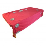 Toalha de mesa natalina na cor vermelha, apliques temáticos e bordas em gorgurão 262 x 191 cm.