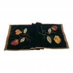 Caminho de mesa em veludo bordado à mão com apliques em alto relevo, avesso acetinado, 140 x  47 cm.