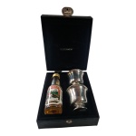 COLECIONISMO - Case com garrafinha de  Ali Aquavit e par de taças em estanho, marcadas Norway, 5 x 5 cm.