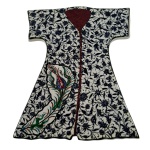 Peça em  cerâmica  representando vestido pintado à mão, marcado  no verso Nakkas, 29 x 24 cm.