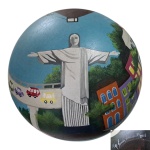 TANIA ARAUJO - Espera em cerâmica pintada à mão com vários pontos turísticos do Rio de Janeiro, Corcovado, Pão de Açúcar, Arcos da Lapa, Praia de Copacabana, assinado na base, datada e numerada, 31/2008