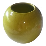 Vaso  bojudo em cerâmica patinado na cor verde abacate. Alt. 15 x  15 cm.