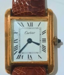 CARTIER ESPETACULAR RELÓGIO AUTÊNTICO DE PULSO CAIXA EM PLAQUE;DOR COM PULSEIRA EM COURO CHANCELADA