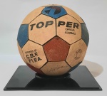 ESPETACULAR E RARA BOLA TOPPER  C.B.F  F.I.F.A AUTOGRAFADA POR GARRINCHA E UM BILHETE DO JOGO DA GRA