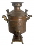 Antigo samovar de origem russa, estrutura em cobre com alças laterais. Tampa com pegadores em madeira. Meados século XIX. Resquícios de massa no interior. Marcas do tempo. Mede 40 x 30cm.