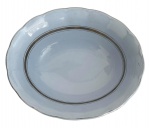 ENGLAND - Saladeira oval em faiança inglesa azul com friso prateado e borda em movimento, manufatura LUPIN PETAL. Possui marca. Mede 21x 17,5cm.