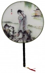 Tradicional ventarola, leque oriental de gueixa em formato circular e cabo em madeira com gracioso adorno na base. Material sintético. Mede 37 x 24,5cm.