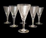 Jogo de seis taças para vinho branco em cristal translúcido lapidadas à mão. Sem uso, ainda com a etiqueta HERING. Período 1900. Mede 14cm.