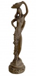 Escultura em pó de mármore representando figura feminina portando peixes. Mede 26cm.