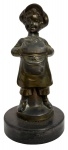 Escultura em bronze "figura infantil", apoiada sobre base de granito, formato circular. Mede 21cm altura.