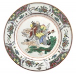 Prato para coleção em porcelana oriental fartamente adornado à mão com figuras policromadas e contorno em vibrante ouro. Possui registro. Mede 26cm diâmetro.