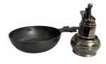 Duo de peças sendo uma tampa para garrafa de vinho metal cromado e mini caçarola em estanho. Medida do maior 17cm.