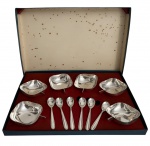 ART DECO - Serviço para sorvete em metal espessurado a prata EBERLE, composto de seis recipientes com alças e seis colheres. Acondicionados em caixa original. Estilo e periodo ART DECO. Mede 41 x 30cm.