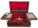 ART DECO - Faqueiro completo para 12 serviços com 130 peças sendo 12 facas de jantar, 12 facas peixe, 12 facas entrada, 12 colheres sopa, 12 colheres sobremesa, 12 colheres chá, 12 colheres cafe, 12 garfos carne, 12 garfos peixe, 12 garfos entrada e 10 pecas de servir. Manufatura MERIDIONAL AÇO INOX. Acondicionados em caixa original de madeira escura. Estilo e periodo ART DECO. Medida da caixa 53 x 41cm.