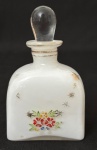 FRANÇA SÉC. XIX - Perfumeiro em opalina francesa branco leitoso adornada com ramalhetes de flores policromadas pintadas à mão. Tampa em cristal formato gota. Apresenta assinatura. Mede 10cm altura.
