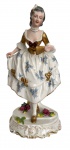 VIEIRA DE CASTRO - Escultura em porcelana VIEIRA DE CASTRO representando figura de dama antiga com vestes em policromia e vibrante ouro, apoiada sobre base em volutas com apliques florais. Possui registro. Mede 26cm altura.