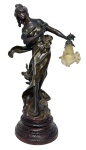ART NOUVEAU - Magnifica luminária de mesa em petit bronze patinado, período e estilo ART NOUVEAU, manga em pasta de vidro formato lírio. Apresenta fiação. Mede 68cm altura.