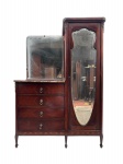 BRASIL 1900 - Antigo móvel em madeira nobre vinhático contendo quatro gavetas frontais com puxadores, tampo em mármore Carrara com uma quina trincada, espelho em cristal bisotado, lateral direita com níveis no interior, apliques em bronze na parte superior, detalhe em marchetaria na base, no estado, necessita restauro. Mede 1,57cm altura x 48cm largura x 1,10cm comprimento.