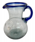 ANOS 50 - Jarra em pasta de vidro moldada a mão, alça e borda na cor azul. Mede 18 x 15cm.