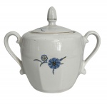 TCHECOSLOVAQUIA - Gracioso açucareiro em porcelana tcheca adornada com ramalhetes de flores na cor azul e contorno em ouro. Acompanha a sua respectiva tampa com pega. Desgaste do tempo.Possui registro. Mede 18cm.