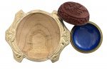 Duo de recipientes sendo um porta joias em cloisonê e uma petisqueira em madeira e metal dourado da Argentina. Medida do maior 15cm.