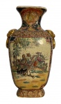 SATSUMA - Antigo vaso em porcelana oriental SATSUMA adornado com casal faisões em policromia sobre esmalte crepitado de cor marfim, laterais com alças em vibrante ouro. Possui registro da manufatura. Meados século XIX. Mede 31 x 19cm.