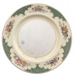 ENGLAND - Prato raso em porcelana inglesa PAREEK JOHNSON BROS BELGGRAVIA, adornado com guirlandas de flores em policromia e contorno em fio de ouro. Manchas do tempo. Mede 25,5cm.