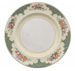 ENGLAND - Prato raso em porcelana inglesa PAREEK JOHNSON BROS BELGGRAVIA, adornado com guirlandas de flores em policromia e contorno em fio de ouro. Manchas do tempo. Mede 25,5cm.