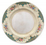 ENGLAND - Prato raso em porcelana inglesa PAREEK JOHNSON BROS BELGGRAVIA, adornado com guirlandas de flores em policromia e contorno em fio de ouro. Manchas do tempo. Fio de cabelo. Mede 25,5cm.