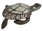 Escultura representando figura de tartaruga esculpida em madeira nobre patinada com casco em mosaico de pastilhas espelhadas. Mede 44cm x 38cm.
