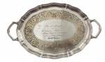 Bandeja em metal espessurado à prata, formato ovalado com alças, inscrição do aviador, datado 1979. Mede 51cm x 32cm.