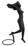 SUZANA LEVY (Rio 1937 / idem 2023) - Escultura de mesa em bronze cinzelado, nu feminino com detalhe no pé. Medida total 60cm x 36cm.