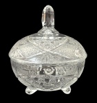 TCHECOSLOVAQUIA - Antiga bomboniere em denso cristal tcheco translúcido com farta lapidação multi facetada. Acompanha sua respectiva tampa com pega no formato pinha. Mede 18cm altura.