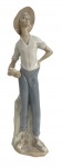 ESPANHA - Escultura em pasta de porcelana espanhola esmaltada representando "figura masculina com chapéu", possui registro na base. Discreto bicado no chapéu. Mede 32cm.