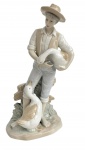 ESPANHA - Escultura em pasta de porcelana espanhola esmaltada representando "figura masculina com gansos". Mede 27cm.