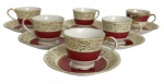 TOKYO CHINA - Jogo de seis graciosas xícaras para café em pasta de porcelana oriental adornadas com contorno na cor magenta e arabescos em vibrante ouro. Possui registro. Acompanha os seus respectivos pires.