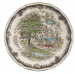 Prato raso adornado com cena galante policromada em porcelana. Shakespeares Sonnets, Anne Hathaways Cottage, Kensington. Possui manufatura no verso. Mede 20cm de diâmetro.