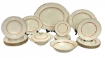 INGLATERRA - Aparelho de jantar para 6 pessoas em faiança inglesa filetada a ouro,  manufatura CREAMPETAL GRINDLEY ENGLAND contendo 23 peças sendo 6 pratos rasos, 6 pratos fundos, 6 pratos para pão, uma sopeira com tampa, 1 tigela e 3 travessas. Medida do maior 42cm x 34cm.