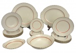 INGLATERRA - Aparelho de jantar para 6 pessoas em faiança inglesa filetada a ouro,  manufatura CREAMPETAL GRINDLEY ENGLAND contendo 22 peças sendo 6 pratos rasos, 6 pratos fundos, 6 pratos para pão, 2 tigelas (uma maior) e 2 travessas (uma ovalada e uma circular). Medida do maior 37cm x 30cm.