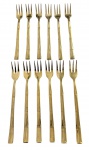 Jogo de 12 elegantes garfos confeccionadas em metal com acabamento em dourado brilhante. Cada peça apresenta cabo com delicada textura que remete ao bambu, conferindo um charme natural e sofisticado à mesa posta. O design contemporâneo aliado ao tom dourado agrega requinte e versatilidade, ideal para compor serviços de chá, café ou sobremesas com um toque de luxo.Mede 19cm.
