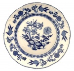 STEATITA - Prato raso adornado com "cebolinha" na borda e ramalhete de flores ao centro. Possui registro STEATITA. Mede 25cm diâmetro.