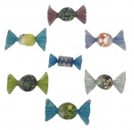 Conjunto de 7 esculturas em vidro artístico de Murano, em forma de balas coloridas, cada uma com composição cromática e formato distintos. Mede 8cm cada.