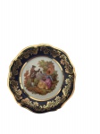 Prato decorativo em porcelana Limoges  France, com cena galante ao estilo de Fragonard, borda em azul cobalto e arabescos em douração. Diâmetro: 12cm. Conservação: excelente.
