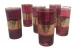 Conjunto de 6 copos em vidro cor rubi, com faixa central dourada e decoração floral em relevo. Peças elegantes, ideais para composição de mesa posta ou bar. Mede 14,5cm de altura.