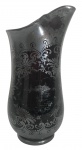 Vaso ou jarra em cristal italiano sobreposto bicolor, interior rubi e exterior negro, com decoração gravada de flores e elementos geométricos. Base lisa, acabamento em boca recortada. Mede 24cm x 12cm.